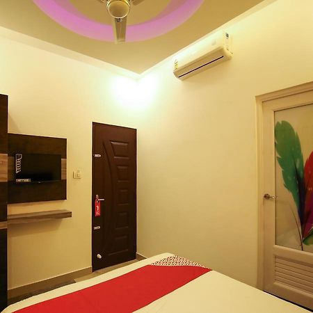 Oyo 10152 Rail View Residency Hotel Alappuzha Buitenkant foto