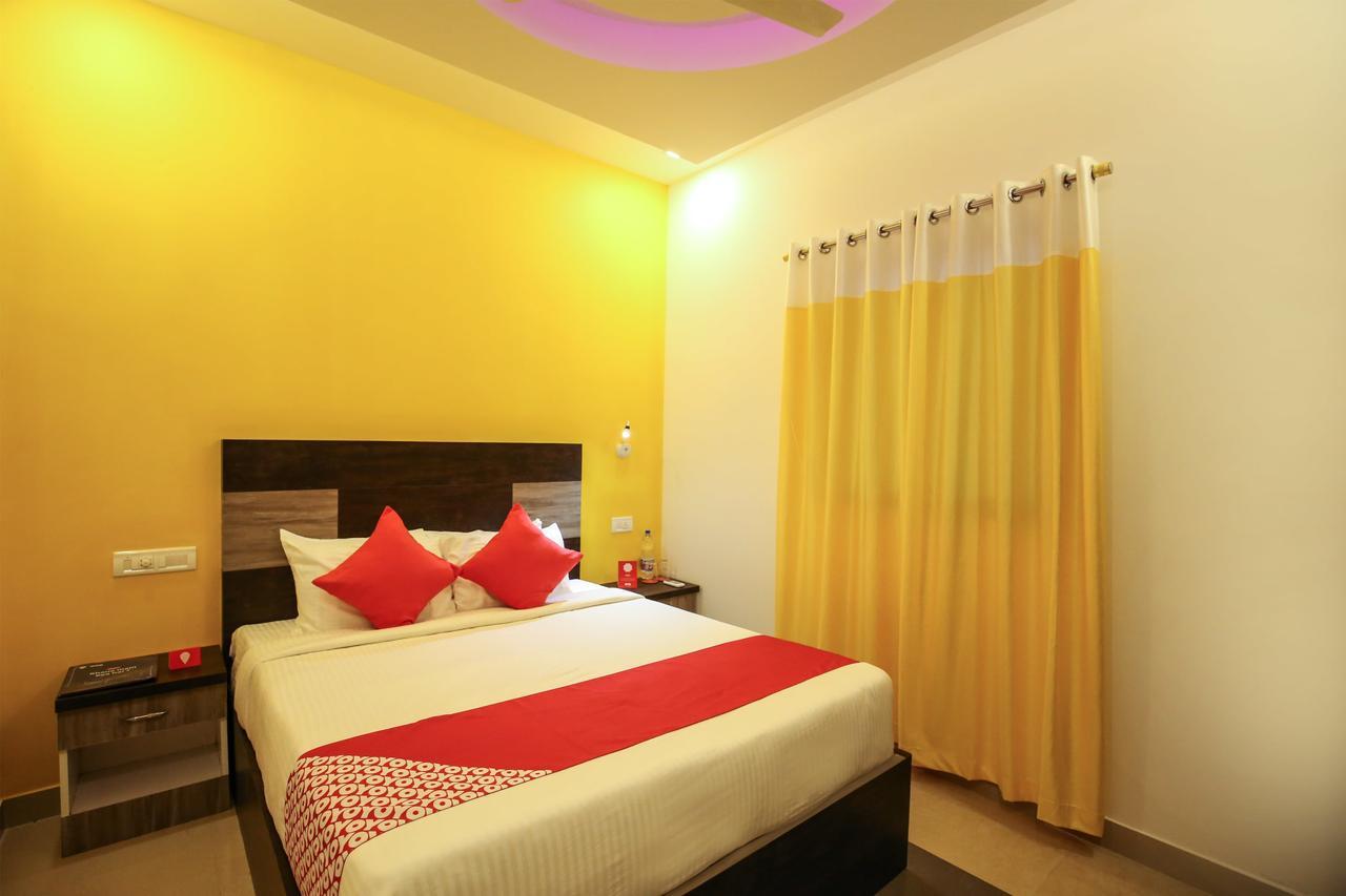 Oyo 10152 Rail View Residency Hotel Alappuzha Buitenkant foto