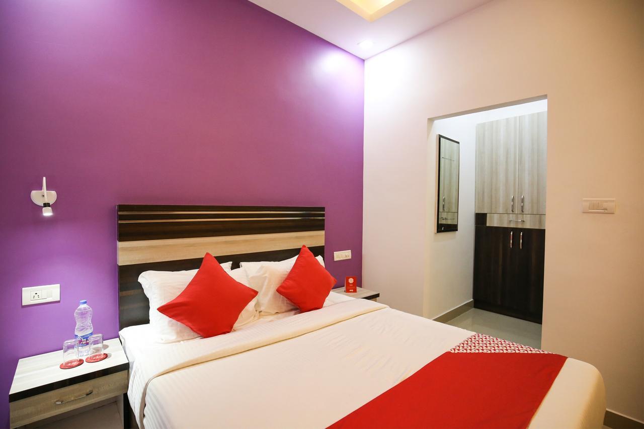 Oyo 10152 Rail View Residency Hotel Alappuzha Buitenkant foto