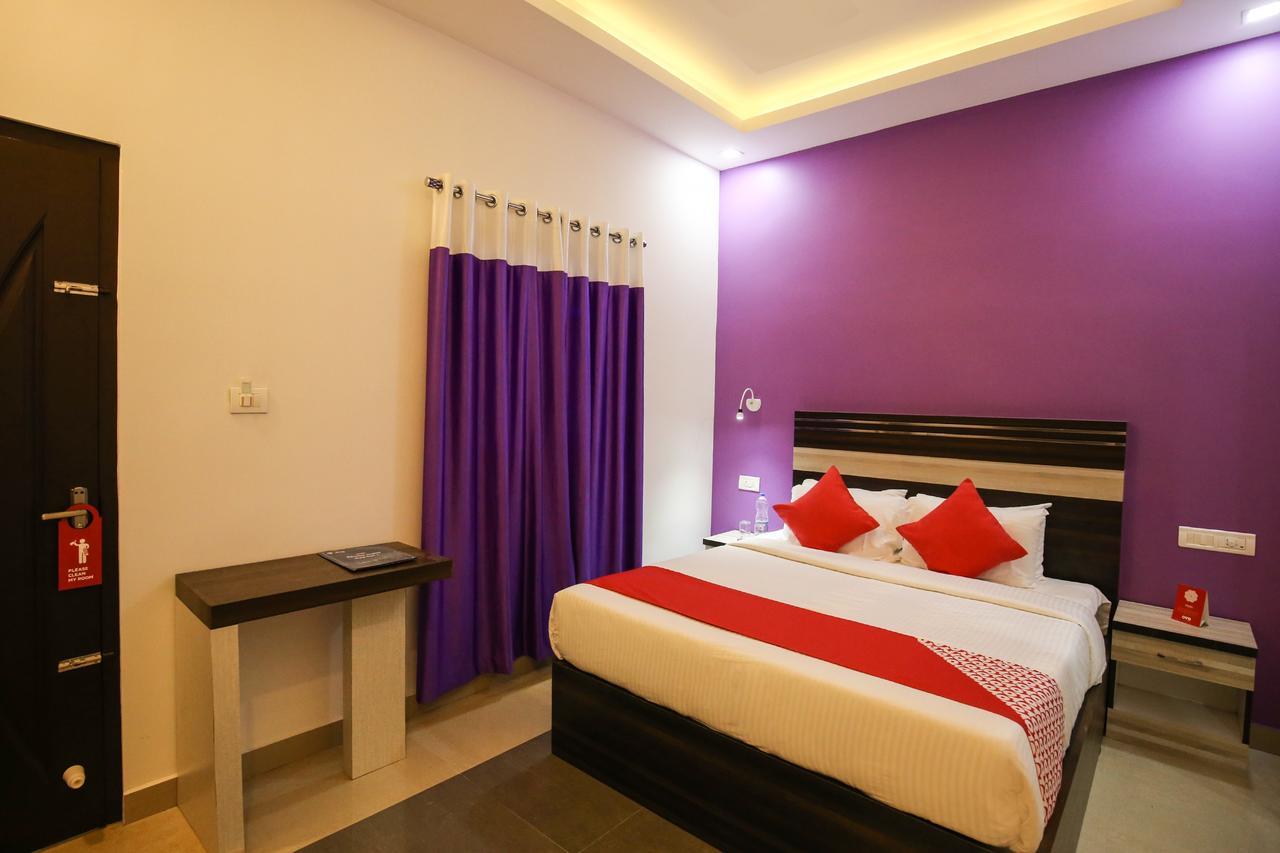 Oyo 10152 Rail View Residency Hotel Alappuzha Buitenkant foto