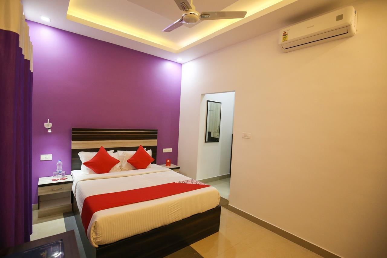Oyo 10152 Rail View Residency Hotel Alappuzha Buitenkant foto