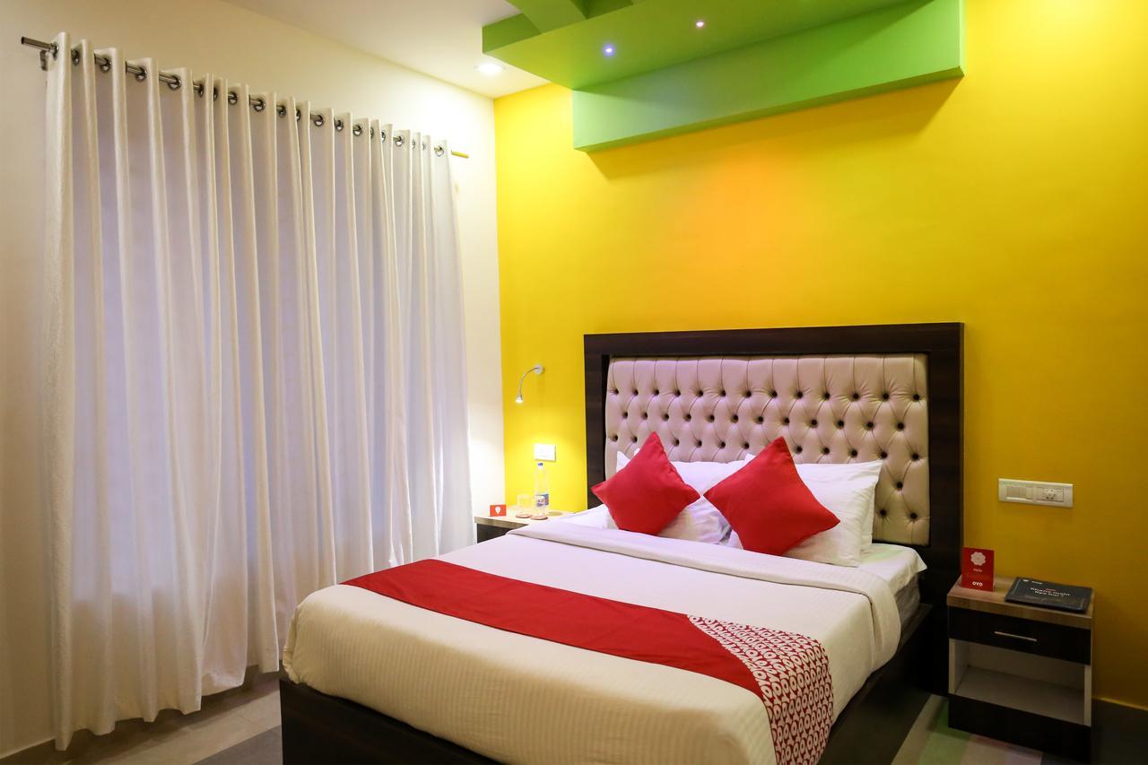 Oyo 10152 Rail View Residency Hotel Alappuzha Buitenkant foto
