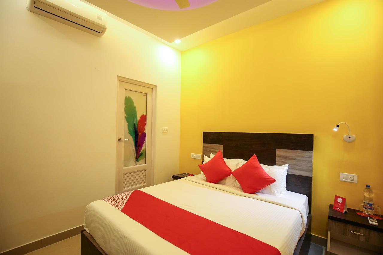 Oyo 10152 Rail View Residency Hotel Alappuzha Buitenkant foto