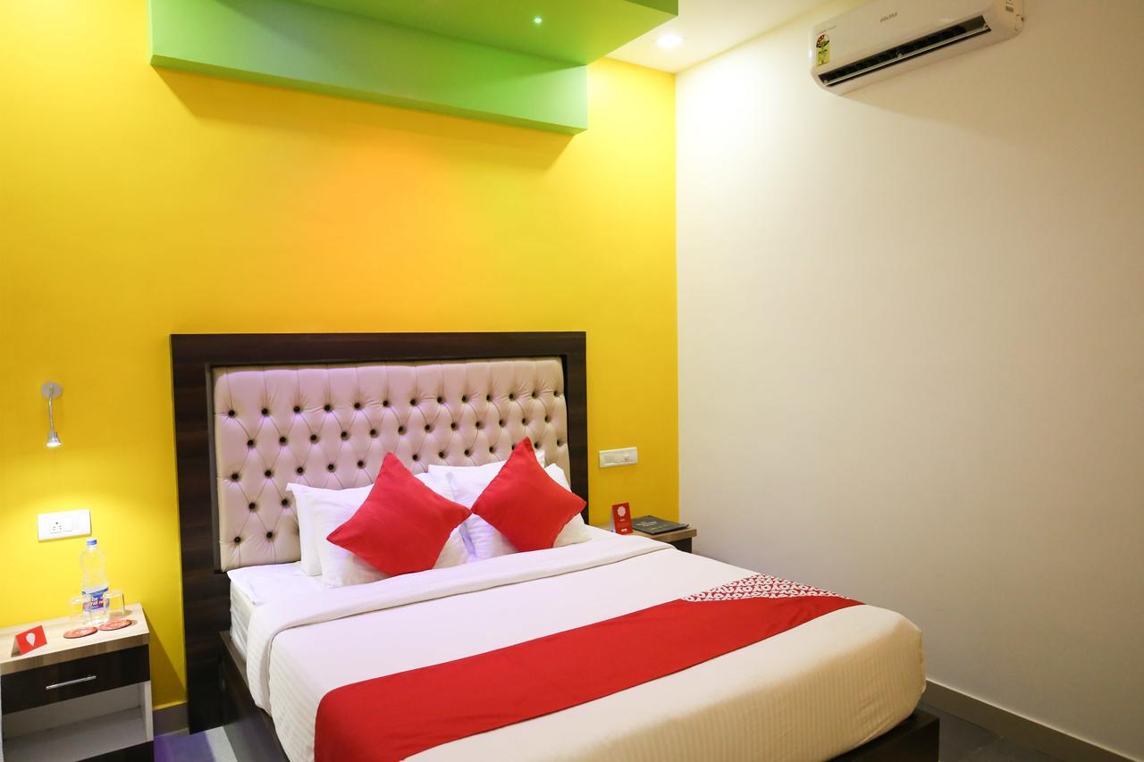 Oyo 10152 Rail View Residency Hotel Alappuzha Buitenkant foto