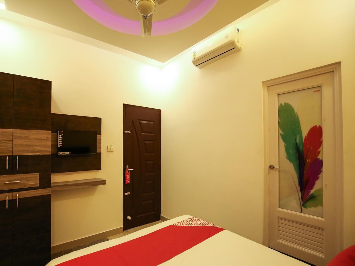 Oyo 10152 Rail View Residency Hotel Alappuzha Buitenkant foto