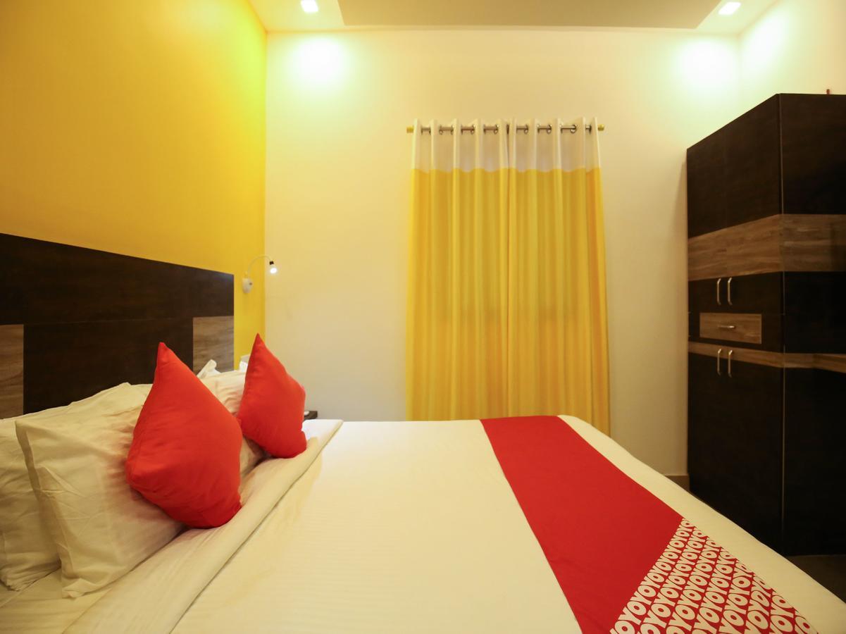Oyo 10152 Rail View Residency Hotel Alappuzha Buitenkant foto