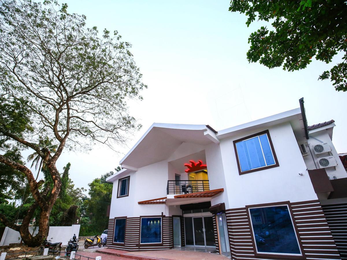Oyo 10152 Rail View Residency Hotel Alappuzha Buitenkant foto