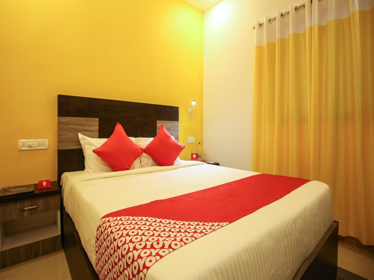 Oyo 10152 Rail View Residency Hotel Alappuzha Buitenkant foto