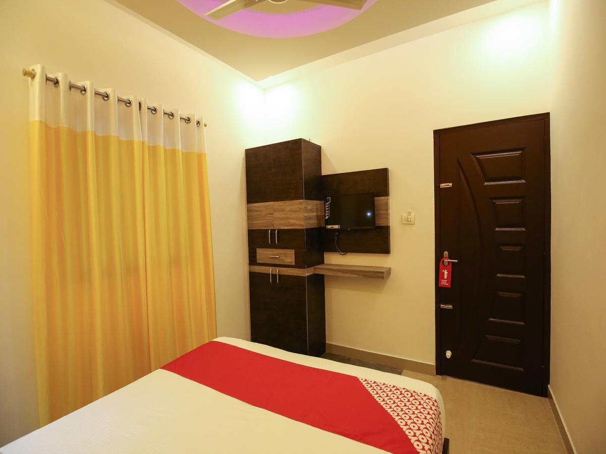 Oyo 10152 Rail View Residency Hotel Alappuzha Buitenkant foto