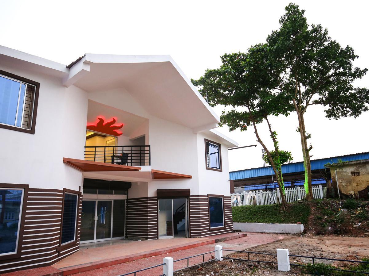 Oyo 10152 Rail View Residency Hotel Alappuzha Buitenkant foto
