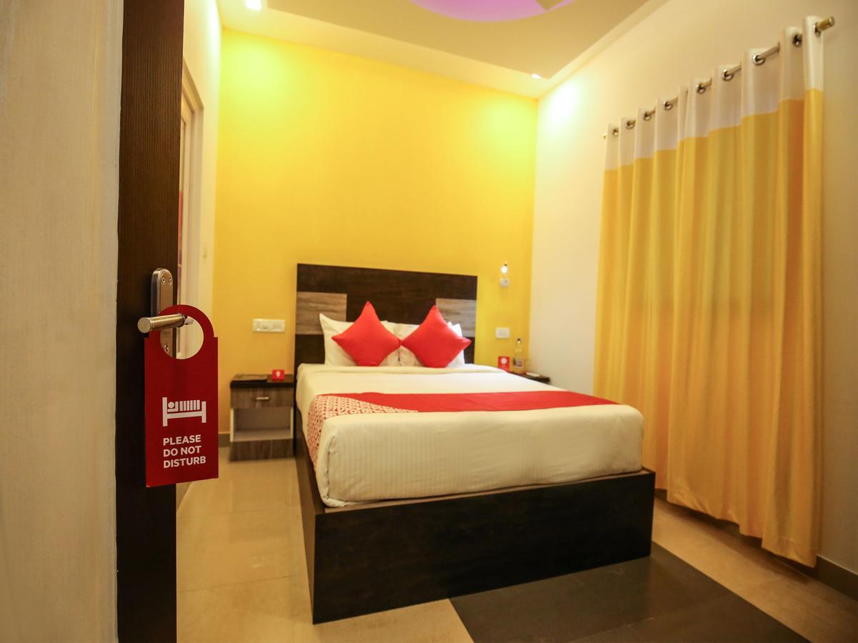 Oyo 10152 Rail View Residency Hotel Alappuzha Buitenkant foto